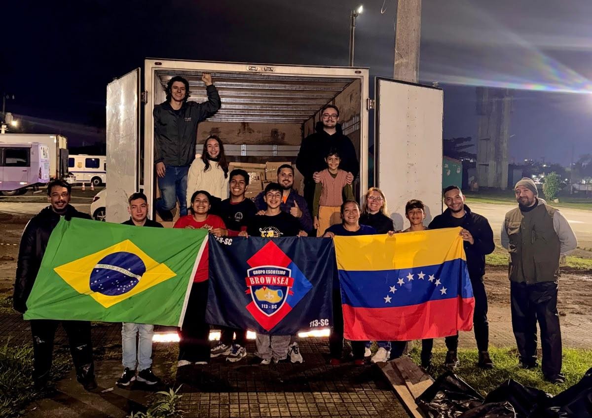 Voluntários carregam caminhão com donativos para a Venezuela, com as bandeiras do Brasil e da Venezuela