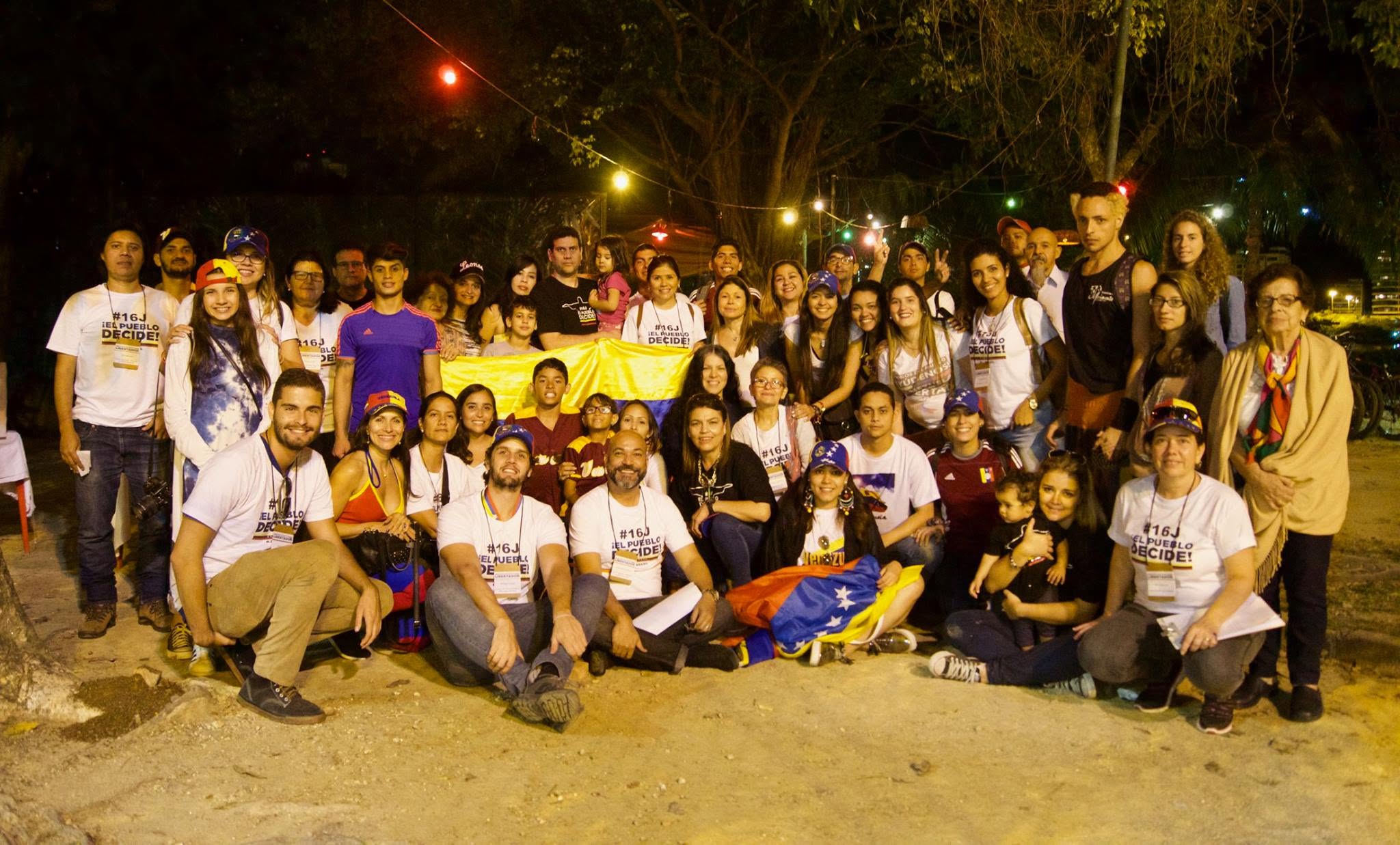 Comunidade venezuelana reunida durante a Consulta Popular #16J, com a bandeira da Venezuela