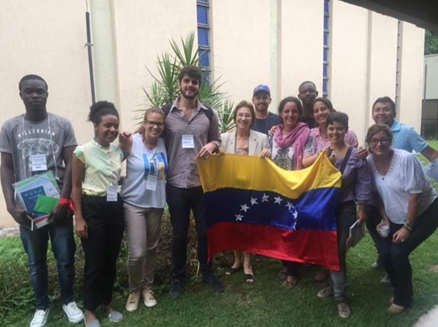 Lideranças da REDEVEN reunidas em encontro institucional, com a bandeira da Venezuela
